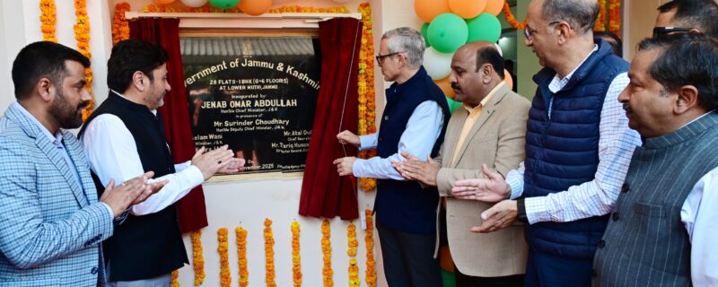 وزیر اعلیٰ عمر عبداللہ نے مٹھی میں نئے رہائشی بلاک کا اِفتتاح کیا اور جموں میں جاری ہائوسنگ پروجیکٹوںکا جائزہ لیا