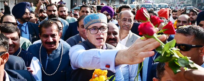 جموںمیں دربار مؤو کے بعد وزیر اعلیٰ عمر عبداللہ کا والہانہ اور شاندار اِستقبال