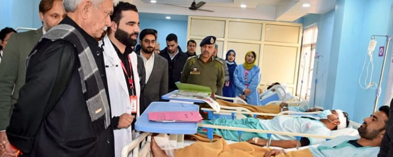 لفٹینٹ گورنر نے نوگام پولیس اسٹیشن میں حادثاتی دھماکے میں زخمی ہونے والوں سے ملاقات کی