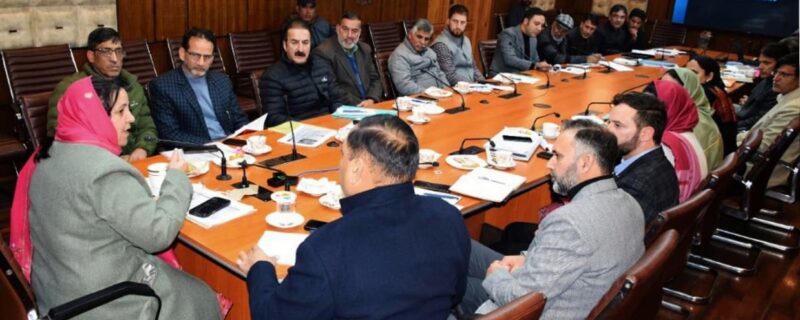 سکینہ ایتو نے جے اینڈ کے میںپرائیویٹ اسکولوں میں فیس فکسیشن اور ریگولیشن سے متعلق مختلف مسائل کا جائیزہ لیا