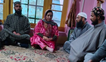 سکینہ ایتو نے چنسر کلگام کا دورہ کیا ، نوگام کے متاثرہ ارشید احمد شاہ کی فیملی سے یکجہتی کا اظہار کیا