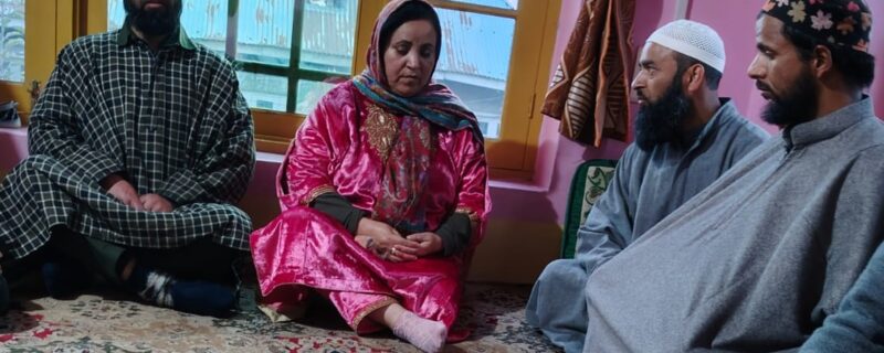 سکینہ ایتو نے چنسر کلگام کا دورہ کیا ، نوگام کے متاثرہ ارشید احمد شاہ کی فیملی سے یکجہتی کا اظہار کیا