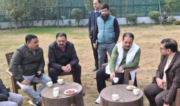 ستیش شرما سے مختلف وفود ملاقی ، شعبہ جاتی مسائل اور عوامی شکایات کا جائیزہ لیا