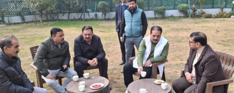 ستیش شرما سے مختلف وفود ملاقی ، شعبہ جاتی مسائل اور عوامی شکایات کا جائیزہ لیا