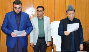 سپیکر قانون ساز اسمبلی نے نو منتخب اَرکانِ اسمبلی آغا سیّد منتظر مہدی اور دیویانی رانا کو حلف دِلایا