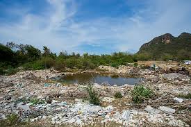 شمالی کشمیر میں جہلم کا خشک شدہ حصہ کچرے میں تبدیل