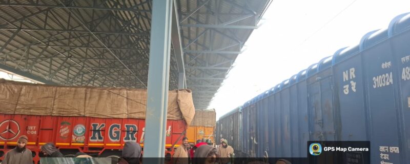 لیفٹیننٹ گورنر نے تقریباً 1,384ٹن چاول لے کر وادی ٔ کشمیر پہنچنے پر بھارتی ریلوے کو مُبارک باددِی