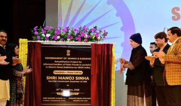 لفٹینٹ گورنر نے ضلع ریاسی میں حالیہ سیلاب اور لینڈ سلائیڈنگ سے متاثرہ خاندانوں کیلئے 320 گھروں کی تعمیر کیلئے بنیاد رکھی