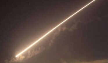 امریکہ نے شام میں داعش کے ٹھکانوں پر فضائی حملے شروع کر دیئے