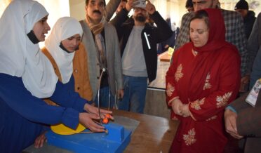 سکینہ ایتو نے جی ایچ ایس ایس حول پلوامہ کا دورہ کیا ، سالانہ دن کے جشن میں کلیدی خطبہ پیش کیا