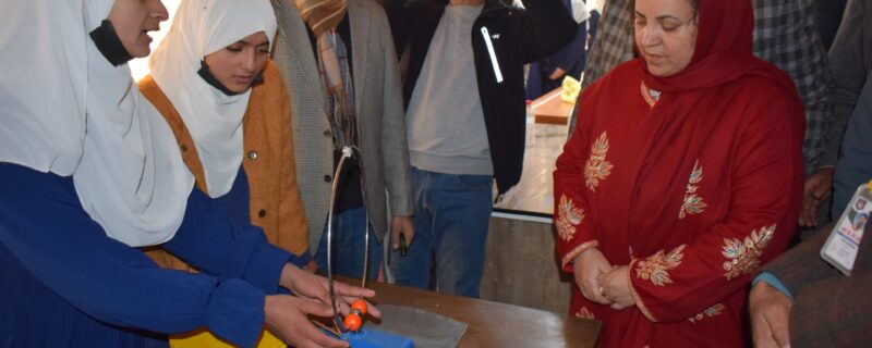 سکینہ ایتو نے جی ایچ ایس ایس حول پلوامہ کا دورہ کیا ، سالانہ دن کے جشن میں کلیدی خطبہ پیش کیا