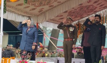 سکینہ اِیتو نے اننت ناگ میں 77ویں یومِ جمہوریہ کے موقعہ پر قومی پرچم لہرایا