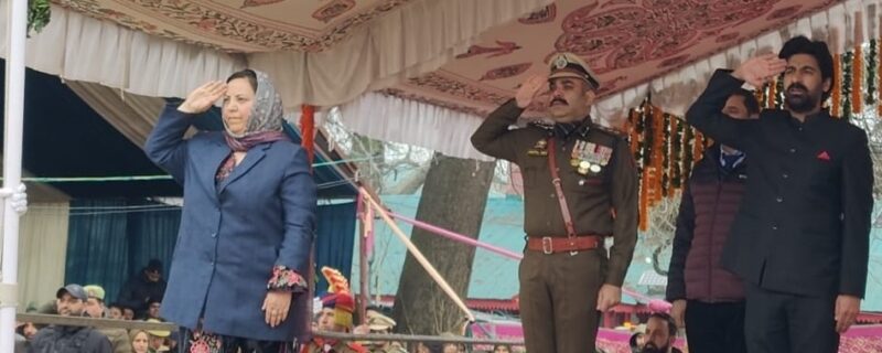 سکینہ اِیتو نے اننت ناگ میں 77ویں یومِ جمہوریہ کے موقعہ پر قومی پرچم لہرایا