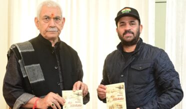 لفٹینٹ گورنر کو دی بیٹل آف ہل کاکا کتاب پیش کی گئی