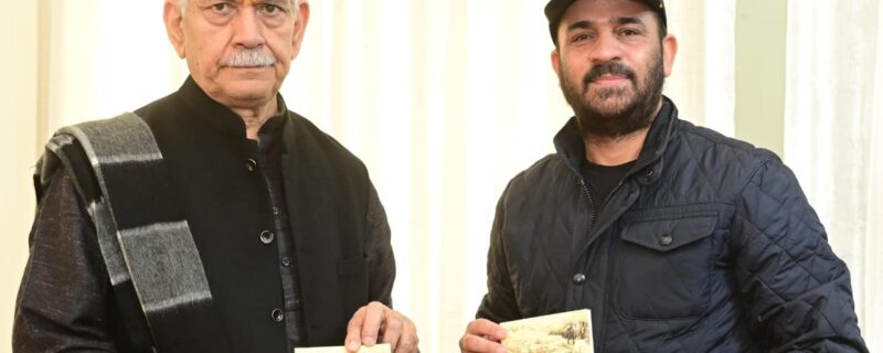 لفٹینٹ گورنر کو دی بیٹل آف ہل کاکا کتاب پیش کی گئی