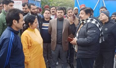 جموں//کمشنر سیکرٹری محکمہ مکانات و شہری ترقی مندیپ کور نے کمشنر جے ایم سی ڈاکٹر دیونش یادو کے ہمراہ جموں میونسپل کارپوریشن (جے ایم سی) کی جانب سے چلائی جانے والی صفائی مہم ’یوم سوچھ جمہوریہ مہم‘ کے تحت آج وارڈ نمبر 34، 35، 36، 37 اور 38 میں صفائی اور تجاوزات سے متعلق مسائل کا تفصیلی جائزہ لیا۔معائینے کے دوران اولڈ جانی پور، ہائی کورٹ چوک، پاور ہاؤس، لکڑ منڈی، جانی پور کالونی، پلورہ، پٹولی اور ملحقہ علاقوں کا اِحاطہ کیا گیا۔ سینئر اَفسران نے گلیوں، سڑکوں، نالیوں اور عوامی مقامات میں صفائی کی صورتحال کا موقعے پر جائزہ لیا،سالڈ ویسٹ مینجمنٹ سسٹم کا معائینہ کیا اور سڑکوں، فٹ پاتھوں اور دیگر عوامی مقامات پر تجاوزات کی حد کا مشاہدہ کیا۔دورے کے دوران مندیپ کور نے اس بات پر زور دیا کہ یوم سوچھ جمہوریہ مہم کا مقصد یومِ جمہوریہ کی تقریبات سے قبل ایک صاف ستھرا، صحت مند اور منظم شہر کو یقینی بنانا ہے۔ اُنہوں نے متعلقہ اَفسران کو ہدایت دی کہ تمام علاقوں میں روزانہ اور مکمل صفائی کو یقینی بنایا جائے، کوڑاکرکٹ کو بروقت اُٹھانے ، کوڑا کرکٹ کی مناسب علیحدگی اور بلا تعطل گھر گھر سے کوڑا جمع کرنے کے نظام کو برقرار رکھا جائے۔کمشنر سیکرٹری موصوفہ نے حکام کو یہ بھی ہدایت دی کہ غیر قانونی تجاوزات کے خلاف سخت اور مستقل کاررِوائی کی جائے بالخصوص وہ تجاوزات جو پیدل چلنے والوں کے لئے تکالیف و مشکلات پیدا کر رہی ہوں اور ٹریفک کی روانی میں رُکاوٹ بن رہی ہوں، تاہم اِس بات کو یقینی بنایا جائے کہ نفاذِی کارروائیاں اِنسانی ہمدردی اور قانونی دائرے میں رہ کر اَنجام دِی جائیں۔ ڈاکٹر دیونش یادو نے کمشنر سیکرٹری موصوفہ کو جموں میونسپل کارپوریشن کی جانب سے جاری صفائی مہمات اور نفاذی اَقدامات کے بارے میںجانکاری دِی۔ اُنہوں نے جے ایم سی کے فیلڈ عملے اور کارپوریشن کی جانب سے منسلک صفائی کمپنی کو ہدایت دی کہ مناسب اَفرادی قوت اور مشینری کی تعیناتی کے ذریعے صفائی کے کاموں میں مزید تیزی لائی جائے، صفائی کارکنان کی بروقت حاضری کو یقینی بنایا جائے اور تمام وارڈوں میں اعلیٰ معیار کی خدمات برقرار رکھی جائیں۔ اُنہوں نے اِس بات پر زور دیا کہ’ یوم سوچھ جمہوریہ مہم ‘کے مقاصد کے حصول کے لئے میونسپل حکام اور صفائی ایجنسی کے درمیان قریبی تال میل نہایت ضروری ہے۔اَفسران نے مقامی رہائشیوں اور دُکانداروں سے بھی بات چیت کی، اُن کے مسائل سنے اور اُنہیںاس بات کی ترغیب دی کہ وہ کوڑا کرکٹ پھیلانے سے گریز کریں، کوڑے کو مناسب طریقے سے ٹھکانے لگائیں اور سرکاری زمین پر تجاوزات نہ کریں اور میونسپل کارپوریشن اور صفائی کمپنی کے ساتھ فعال تعاون کریں۔ رہائشیوں کو قومی تقریبات کے دوران شہر کو صاف ستھرا اور خوشنما رکھنے کے لئے اِجتماعی شرکت کی اہمیت سے بھی آگاہ کیا گیا۔جموں میونسپل کارپوریشن نے’یوم سوچھ جمہوریہ مہم‘ کی رفتار کو برقرار رکھنے اور شہر کے تمام وارڈوں میں صفائی ستھرائی اور شہری نظم و ضبط میں نمایاں بہتری لانے کے اَپنے عزم کا اعادہ کیا۔