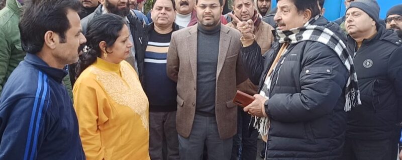 جموں//کمشنر سیکرٹری محکمہ مکانات و شہری ترقی مندیپ کور نے کمشنر جے ایم سی ڈاکٹر دیونش یادو کے ہمراہ جموں میونسپل کارپوریشن (جے ایم سی) کی جانب سے چلائی جانے والی صفائی مہم ’یوم سوچھ جمہوریہ مہم‘ کے تحت آج وارڈ نمبر 34، 35، 36، 37 اور 38 میں صفائی اور تجاوزات سے متعلق مسائل کا تفصیلی جائزہ لیا۔معائینے کے دوران اولڈ جانی پور، ہائی کورٹ چوک، پاور ہاؤس، لکڑ منڈی، جانی پور کالونی، پلورہ، پٹولی اور ملحقہ علاقوں کا اِحاطہ کیا گیا۔ سینئر اَفسران نے گلیوں، سڑکوں، نالیوں اور عوامی مقامات میں صفائی کی صورتحال کا موقعے پر جائزہ لیا،سالڈ ویسٹ مینجمنٹ سسٹم کا معائینہ کیا اور سڑکوں، فٹ پاتھوں اور دیگر عوامی مقامات پر تجاوزات کی حد کا مشاہدہ کیا۔دورے کے دوران مندیپ کور نے اس بات پر زور دیا کہ یوم سوچھ جمہوریہ مہم کا مقصد یومِ جمہوریہ کی تقریبات سے قبل ایک صاف ستھرا، صحت مند اور منظم شہر کو یقینی بنانا ہے۔ اُنہوں نے متعلقہ اَفسران کو ہدایت دی کہ تمام علاقوں میں روزانہ اور مکمل صفائی کو یقینی بنایا جائے، کوڑاکرکٹ کو بروقت اُٹھانے ، کوڑا کرکٹ کی مناسب علیحدگی اور بلا تعطل گھر گھر سے کوڑا جمع کرنے کے نظام کو برقرار رکھا جائے۔کمشنر سیکرٹری موصوفہ نے حکام کو یہ بھی ہدایت دی کہ غیر قانونی تجاوزات کے خلاف سخت اور مستقل کاررِوائی کی جائے بالخصوص وہ تجاوزات جو پیدل چلنے والوں کے لئے تکالیف و مشکلات پیدا کر رہی ہوں اور ٹریفک کی روانی میں رُکاوٹ بن رہی ہوں، تاہم اِس بات کو یقینی بنایا جائے کہ نفاذِی کارروائیاں اِنسانی ہمدردی اور قانونی دائرے میں رہ کر اَنجام دِی جائیں۔ ڈاکٹر دیونش یادو نے کمشنر سیکرٹری موصوفہ کو جموں میونسپل کارپوریشن کی جانب سے جاری صفائی مہمات اور نفاذی اَقدامات کے بارے میںجانکاری دِی۔ اُنہوں نے جے ایم سی کے فیلڈ عملے اور کارپوریشن کی جانب سے منسلک صفائی کمپنی کو ہدایت دی کہ مناسب اَفرادی قوت اور مشینری کی تعیناتی کے ذریعے صفائی کے کاموں میں مزید تیزی لائی جائے، صفائی کارکنان کی بروقت حاضری کو یقینی بنایا جائے اور تمام وارڈوں میں اعلیٰ معیار کی خدمات برقرار رکھی جائیں۔ اُنہوں نے اِس بات پر زور دیا کہ’ یوم سوچھ جمہوریہ مہم ‘کے مقاصد کے حصول کے لئے میونسپل حکام اور صفائی ایجنسی کے درمیان قریبی تال میل نہایت ضروری ہے۔اَفسران نے مقامی رہائشیوں اور دُکانداروں سے بھی بات چیت کی، اُن کے مسائل سنے اور اُنہیںاس بات کی ترغیب دی کہ وہ کوڑا کرکٹ پھیلانے سے گریز کریں، کوڑے کو مناسب طریقے سے ٹھکانے لگائیں اور سرکاری زمین پر تجاوزات نہ کریں اور میونسپل کارپوریشن اور صفائی کمپنی کے ساتھ فعال تعاون کریں۔ رہائشیوں کو قومی تقریبات کے دوران شہر کو صاف ستھرا اور خوشنما رکھنے کے لئے اِجتماعی شرکت کی اہمیت سے بھی آگاہ کیا گیا۔جموں میونسپل کارپوریشن نے’یوم سوچھ جمہوریہ مہم‘ کی رفتار کو برقرار رکھنے اور شہر کے تمام وارڈوں میں صفائی ستھرائی اور شہری نظم و ضبط میں نمایاں بہتری لانے کے اَپنے عزم کا اعادہ کیا۔
