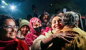 دہلی فسادات سازش معاملہ:عدالت کے حکم کے بعد گلفشاں فاطمہ سمیت چار ملزمان کی رہائی، جیل کے باہر جذباتی مناظر