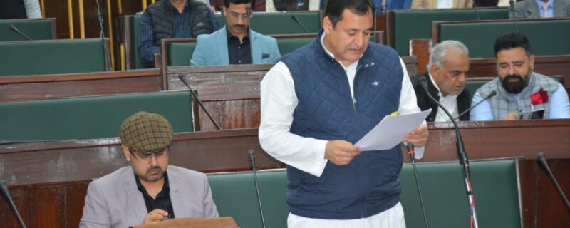 ضلع رِیاسی میں سیاحتی اثاثے زیادہ تر فعال ہیں۔ حکومت