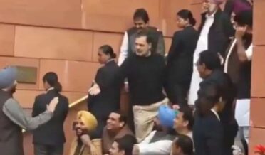 غدار بمقابلہ دیش کے دشمن: راہل اور بٹو پارلیمنٹ کے باہر جھڑپ