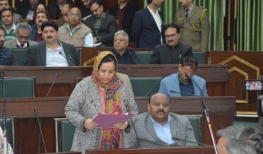 جموں وکشمیر میں ملاوٹ شدہ ،پلاسٹ چاول کی فروخت کو روکنے کیلئے باقاعدہ مارکیٹ معائینہ او رچاول کے نمونے لئے جارہے ہیں۔ سکینہ اِیتو