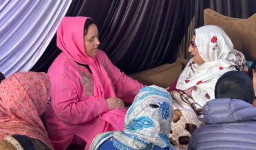 سکینہ ایتو نے قاضی گنڈ کا دورہ کیا ، سابق وزیر کے خاندان سے یکجہتی کا اظہار کیا