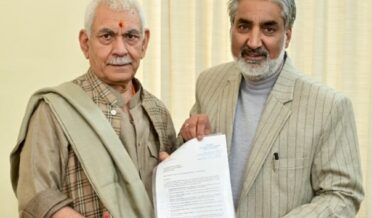 شوپیان کے ایم ایل اے جناب شبیر احمد کلے نے لیفٹیننٹ گورنر جناب منوج سنہا سے ملاقات کی