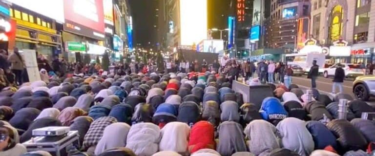 نیویارک کے ٹائمز اسکوائر پر باجماعت تراویح کا اہتمام