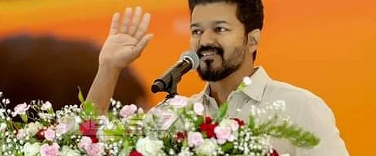 ’بی جے پی کا دباؤ بڑھتا جا رہا، جبراً ہاتھ ملانے کیلئے سی بی آئی بھیج رہے‘، تمل سپراسٹار وجئے کی پارٹی کا بڑا بیان