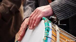 صدیوں کی صدا: کشمیر میں سحرخوانوں کی ڈھول کی تھاپ سے جاگتی ہے روحِ رمضان