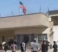 ایران: خامنہ ای کی موت کے بعد پاکستان میں بھی کشیدگی، امریکی قونصلیٹ پر شیعہ برادری کا حملہ، تقریباً 8 افراد کی موت