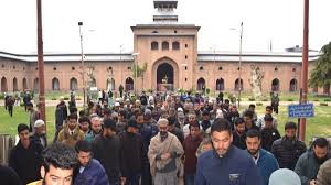 7برسوں بعد جامع مسجد سرینگر میں جمعتہ الوداع نماز کی ادائیگی،ہر سو لوگوں کا اژدھام