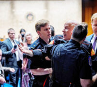 ایران پر حملے کیخلاف احتجاج پر سابق امریکی فوجی کو باہر نکال دیا گیا