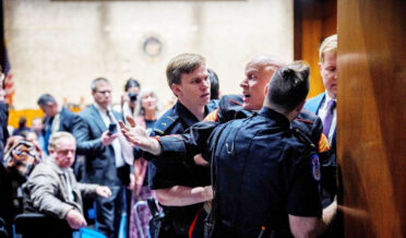 ایران پر حملے کیخلاف احتجاج پر سابق امریکی فوجی کو باہر نکال دیا گیا