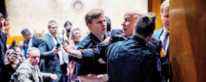 ایران پر حملے کیخلاف احتجاج پر سابق امریکی فوجی کو باہر نکال دیا گیا