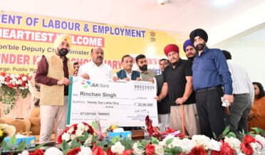 نائب وزیراعلیٰ نے ورکرزکانفرنس میں مستحقین کو زائد اَز 84 لاکھ روپے کی مالی اِمداد تقسیم کی