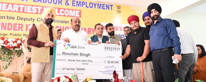 نائب وزیراعلیٰ نے ورکرزکانفرنس میں مستحقین کو زائد اَز 84 لاکھ روپے کی مالی اِمداد تقسیم کی