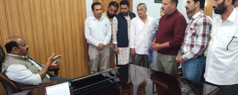 نائب وزیراعلیٰ نے جموں میں چیف اِنجینئر پی ڈبلیو ڈِی ( آر اینڈ بی ) کے دفتر کا اچانک معائینہ کیا