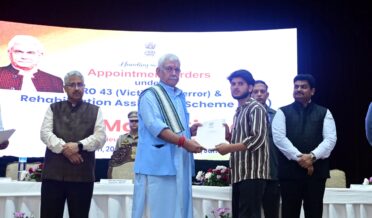 لیفٹیننٹ گورنرنے صوبہ جموں کے دہشت گردی متاثرین کے اہل خانہ کو تقرری نامے سونپے