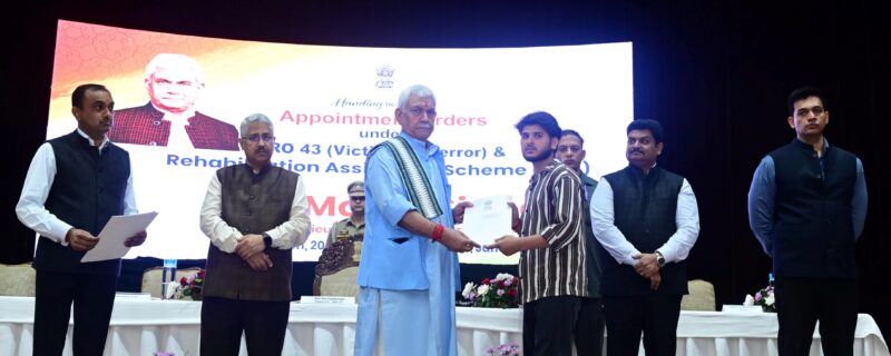لیفٹیننٹ گورنرنے صوبہ جموں کے دہشت گردی متاثرین کے اہل خانہ کو تقرری نامے سونپے