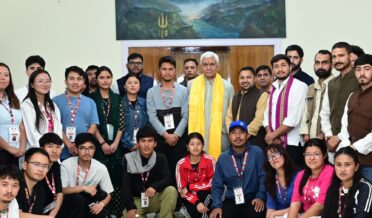 لیفٹیننٹ گورنر نے اے بی وِی پی کے ’سٹوڈنٹس ایکسپیرینس اِن ریجنل اَندر سٹینڈنگ(ایس اِی آر یو) پروگرام کے تحت جموں کا دورہ کرنے والے لداخ کے نوجوانوںسے بات چیت کی