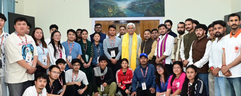 لیفٹیننٹ گورنر نے اے بی وِی پی کے ’سٹوڈنٹس ایکسپیرینس اِن ریجنل اَندر سٹینڈنگ(ایس اِی آر یو) پروگرام کے تحت جموں کا دورہ کرنے والے لداخ کے نوجوانوںسے بات چیت کی