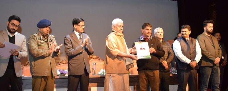 لیفٹیننٹ گورنر نے صوبہ کشمیر کے دہشت گردی کے متاثرین کے اہل خانہ کو تقرری نامے تقسیم کئے