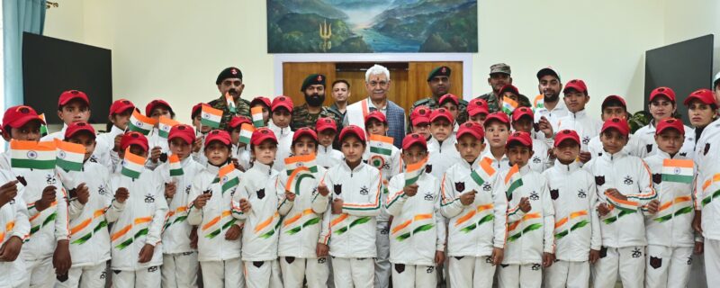 لیفٹیننٹ گورنر نے آرمی کے جموں وکشمیر اِنٹگریشن ٹور کے تحت جموں کا دورہ کرنے والے آرمی گڈوِل سکول سوجیاں کے طلبأ کے گروپ سے اِستفساری گفتگو کی