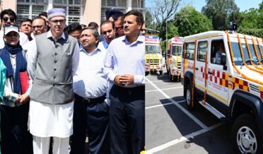 وزیر اعلیٰ نے جے کے ایس پی ڈی سی کی جانب سے سی ایس آر اقدام کے تحت ایمبو لینس، صحت کی دیکھ بھال کے آلات کو جھنڈی دکھا کر روانہ کیا