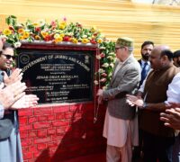 وزیر اعلیٰ عمر عبداللہ نے کشمیر ہاٹ میں سولفل کشمیر اقدام کے تحت ’ اَپنے کاریگر کو جانیں‘ کا اِفتتاح کیا