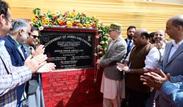 وزیر اعلیٰ عمر عبداللہ نے کشمیر ہاٹ میں سولفل کشمیر اقدام کے تحت ’ اَپنے کاریگر کو جانیں‘ کا اِفتتاح کیا