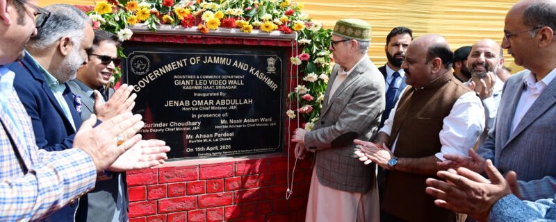 وزیر اعلیٰ عمر عبداللہ نے کشمیر ہاٹ میں سولفل کشمیر اقدام کے تحت ’ اَپنے کاریگر کو جانیں‘ کا اِفتتاح کیا