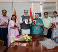 وزیراعلیٰ عمر عبداللہ نے ’ مٹی سے مقام تک‘ کتاب کی رسم رونمائی اَنجام دِی