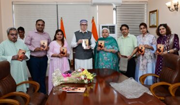 وزیراعلیٰ عمر عبداللہ نے ’ مٹی سے مقام تک‘ کتاب کی رسم رونمائی اَنجام دِی